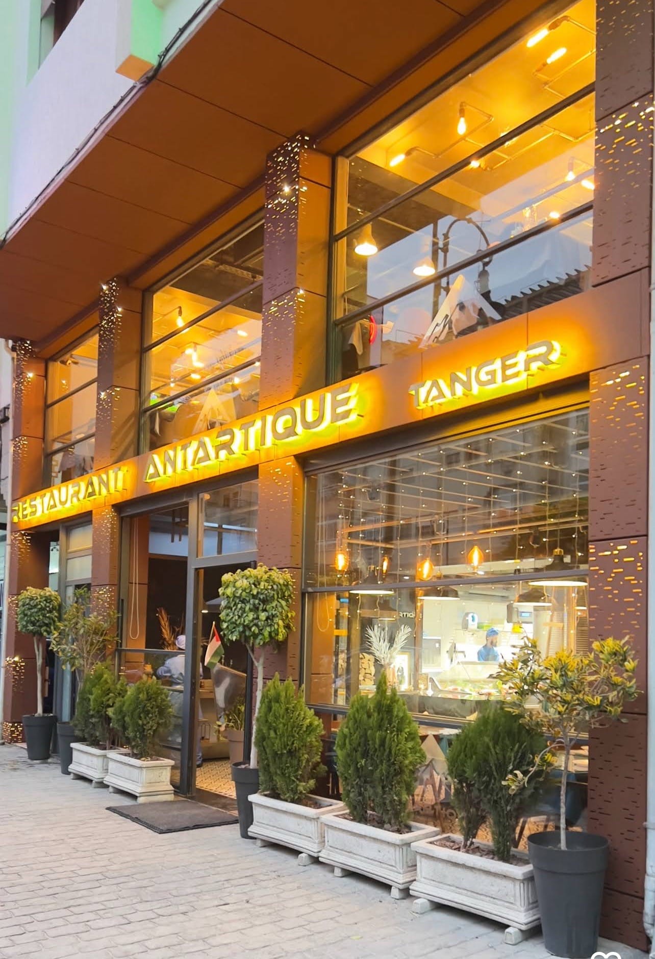 Notre restaurant de poissons à Tanger est spécialisé dans la préparation de poissons frais et fruits de mer provenant de la Méditerranée et de l’Atlantique. Nous proposons poissons au kilo, grillades, fritures, paellas et spécialités de fruits de mer.