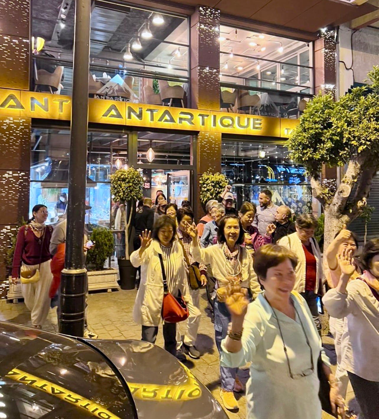 Notre restaurant de poissons à Tanger est spécialisé dans la préparation de poissons frais et fruits de mer provenant de la Méditerranée et de l’Atlantique. Nous proposons poissons au kilo, grillades, fritures, paellas et spécialités de fruits de mer.